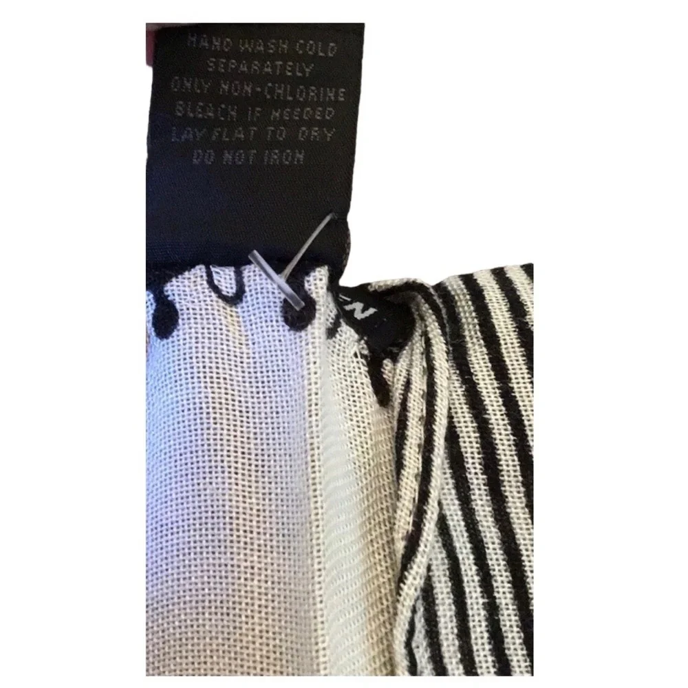 Steve Madden Black/White Damask Topper (NWT) (Size: OSFM) - Picture 10 of 12